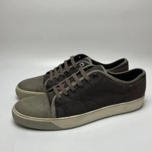 Lanvin skor - Tänkte sälja mina riktig feta lanvins nu eftersom jag tänkte köpa nya.  Skorna är i riktigt fint skick inget täcken på slitage eller annat, obs endast skorna finns tyvärr. Bara höra av sig vid frågor eller funderingar🤩pris går att diskutera vid snabb affär