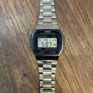 Klocka från Casio - Tja, säljer nu denna klassiska klocka ifrån Casio eftersom ja inte använder den. Den är i riktigt bra skick och allt fungerar som det ska. Vid funderingar kring pris elelr annat är det bara att meddela mig🙂🤠