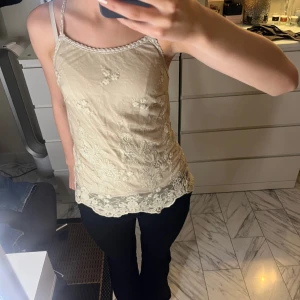 Linne  - Säljer mitt spets linne för att det inte kommer till så stor användning, storlek m/l  men passar mig som brukar ha s💞inte helt säker på om jag vill sälja än så skriv vid intresse💕