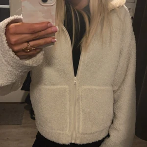 teddy jacka hm - jättefin creme vit teddy jacka från hm ganska bra skick!! skriv vid frågor eller funderingar🥰stl L men passar mig som har xs/s bra som ni ser på bilden