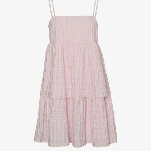 Ljusrosa klänning med smala axelband - Ljusrosa klänning med smala axelband och volangdetaljer. Köpt på Vero Moda aldrig använd. Storlek M.