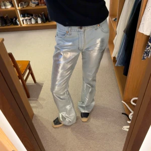 Ljusblå bootcut jeans med silver detaljer  - Supercoola jeans från wrangler - low waist och bootcut! Ljusblå med silver detaljer, passar perfekt att klä upp! W30L31 men passar mig som brukar ha 36/38