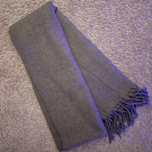 Fluffig Halsduk - Snygg, elegant och bekväm halsduk som är relativt fluffig - Skick: 8,5/10 - Storlek: One Size - Nypris: 500kr isch - Vårt pris: 299kr - DM vid frågor & funderingar! 🙌🏻