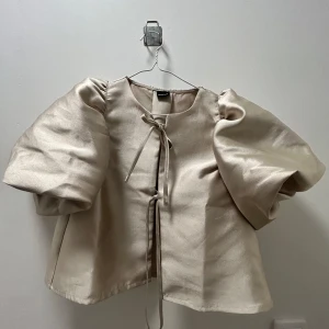 Gina tricot topp XS - Topp från Gina tricot storlek XS. Nyskick, använd vid ett tillfälle!