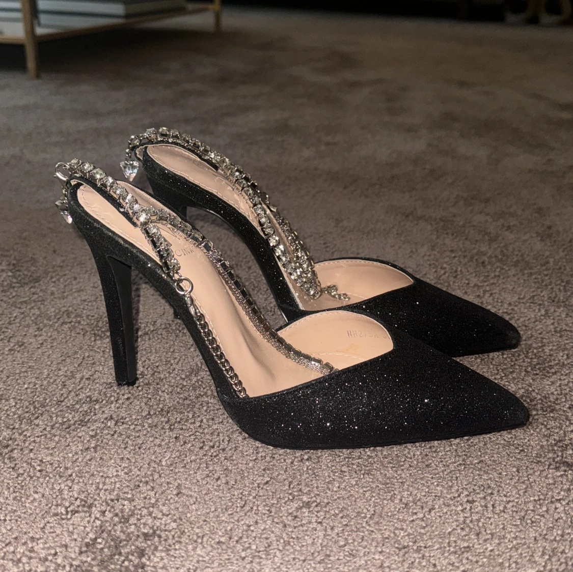 Svarta glittriga pumps med strassdetaljer - 90