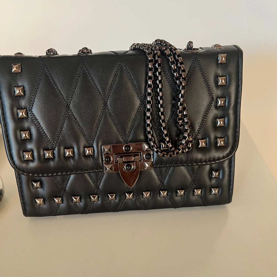 Svart väska med nitar  - 90