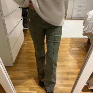 HM jeans  - As coola jeans från hm som inte säljs längre, lågmidjade o passar mig i längden som är 165😍😍
