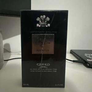 Creed Aventus Parfym 100 ml - Säljer en exklusiv Creed Aventus parfym i en elegant svart förpackning. Flaskan rymmer 100 ml och doften är känd för sin lyxiga och tidlösa karaktär. Perfekt för den som vill ha en sofistikerad och kraftfull doft.