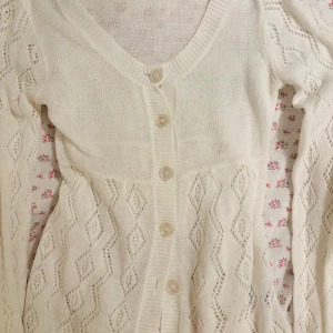 Vit stickad babydoll kofta  - Säljer denna vita stickade babydoll kofta från KappAhl i storlek S/M. Har ett litet hål längst upp där bak men inget man märker av. Den är för stor för mig därav inga bilder på! 💗🌸 öppen för prisförslag 