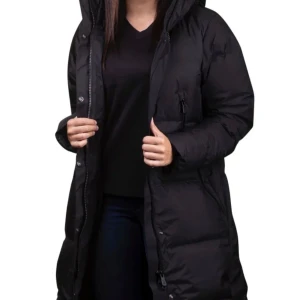 Svart dunjacka från Sail Racing - Snygg och varm svart dunjacka från Sail Racing. Jackan har en lång design med dragkedja och praktiska fickor. Perfekt för kalla vinterdagar. Jackan är oanvänd med lapp kvar. Nypris 7000.           W Race Edition Down Parka. - Normal passform - Luva - Dold dragkedja med tryckknappar - Två framfickor med dragkedja - Resår mudd - Vattenpelare: 10 000 WP - Andningsbarhet: 10 000 MVP - Vindtät - PFC-fri DWR-behandling: Ja - Logotyp på luvan - Under luvan finns en dragsko - Dunjacka dam