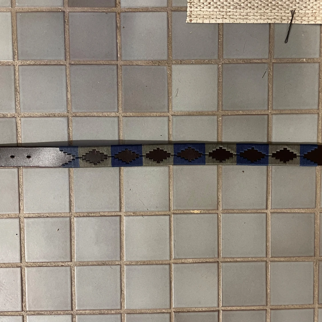 Mönstrat bälte med guldfärgat spänne - 1