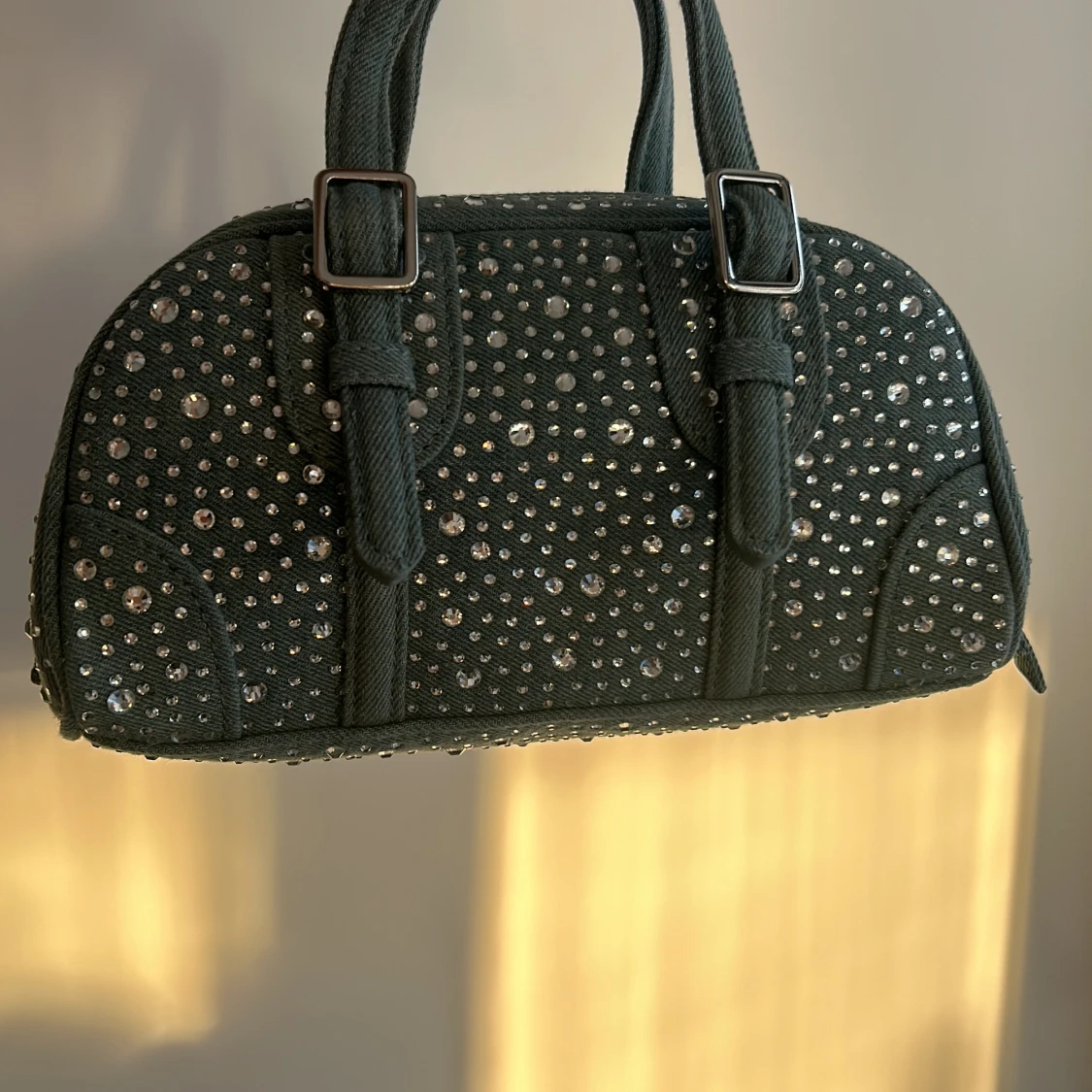 Glittrig axelväska i jeans från Zara - 90