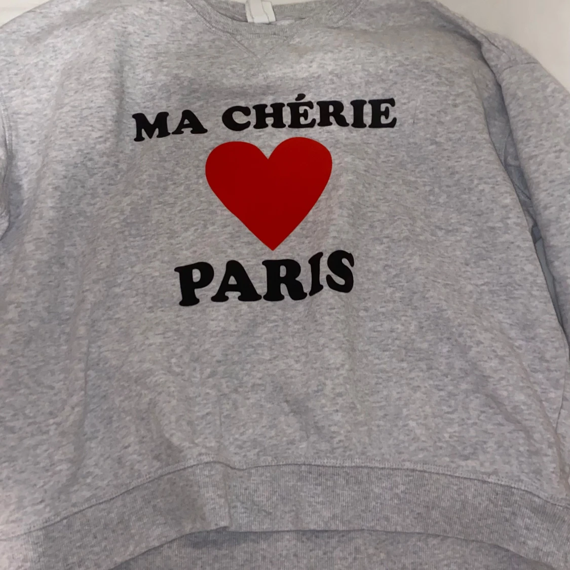 Grå sweatshirt med tryck