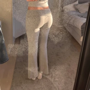 Gina yogapants - Ljusgråa yogapants från Gina. Low waist. Säljer pga för korta. Är 181