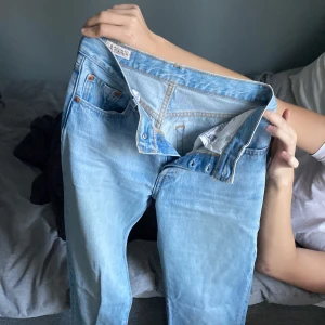 Blå jeans straight leg - Hej,  jag säljer mina Levis jeans då de inte passar mig! De är i superbra skick endast använda några gånger. Inga defekter alls. De är modell 501 från Levis och jag måtten  W25 L32. 