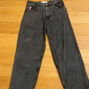 Svarta polar jeans bigboy - Säljer ett par svarta polar Jeans bigboy. Finns inte längre att få tag på dessa med den broderade gubben på fickan. Storlek M. Köpta på junkyard för cirka 2 år sedan men sparsamt använda. 