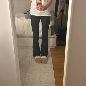 Svarta bootcut byxor från ONLY - Snygga svarta bootcut skinnbyxor från ONLY. De har en ganska hög midja men inget man tänker på så länge man inte har en kortare T-shirt/ tröja. Passar till ALLT. Super sköna och trendiga byxor. Jag är 168cm lång. De är stretchiga i midjan. De har inga slitningar eller fläckar. !Kontakta mig innan ni köper!