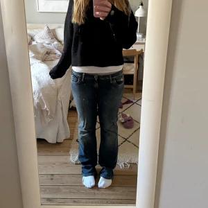 Blå jeans med bootcut - Snygga blå bootcut jeans. De har en låg midja och en bekväm passform som passar perfekt till vardags. Märkesdetaljer syns på baksidan.
