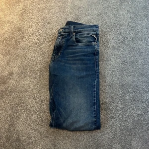 Mörkblåa jeans från Replay - Snygga blå jeans från Replay med klassisk femficksdesign och en läderpatch med logga på baksidan. Jeansen har en diskret tvätt för en stilren look och är perfekta för vardagsbruk. Storlek 150. Passar dig som är 150-165cm ungefär. Har ni någon fråga eller undrar något så är det bara att skriva. Pris går att diskutera! MVH Jacob 