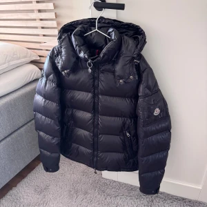 Moncler Maya - Moncler Maya SS14, Cond 7/10 lite repor längst ner på jackan. Retail 18000kr, Tveka inte på att skicka ett meddelande vid frågor🙌