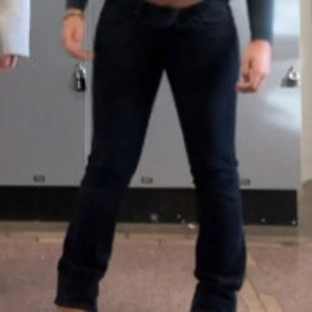 Säljer dessa assnygga jeans från LTB! De passar mig perfekt i längden men är tyvärr förstora i midjan så därför kommer de inte till användning! De är strl 27/34 men väldigt stora i midjan! Jättebra skick! Tveka inte på att skriva om du har nån fråga!💓(de är mörkblå men ser mer svarta ut) köpta för ca 800. Farkut & Housut.
