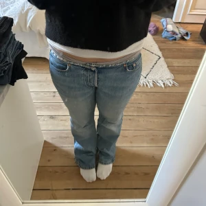 Lågmidjade jeans - Säljer mina fina Weekday jeans, midjemått 38cm, innerbenslängd 82cm💗