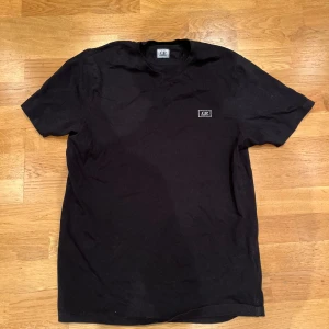 CP Company T-Shirt - Säljer denna då den ej används längre. Skicket är 9/10. Hör av er för fler bilder eller funderingar!