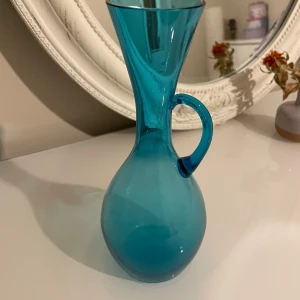 Glas kana  - Vacker turkos glaskanna med ett litet handtag. Perfekt som dekoration eller för att servera drycker.längd är 22cm