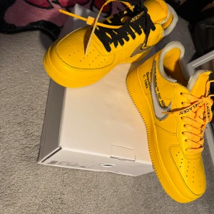 Air force off white university gold - Använda 3 gånger. Köpta på grailed. Visades kvitto innan köpet men fick inte med det vilket gör att jag inte är säker om jag kan sälja dom för så pass mycket. Storlek 41. 