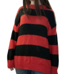 Röd och svart randig stickad tröja - mysig baggy stickad tröja i rött och svart med breda ränder. Bekväm och varm