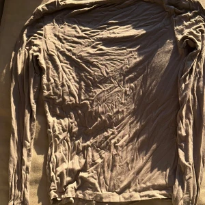 Beige långärmad tröja från lager 157 - Säljer en beige långärmad tröja från lager 157. Perfekt för en avslappnad stil. Tröjan är i storlek XS och har en enkel design som passar till det mesta.