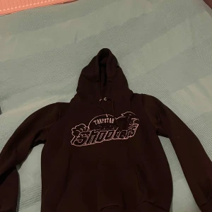 Trapstar Shooters - Säljer Trapstar shooters, black on black. Koftan är storlek M och är i mycket bra skicka. Jag har använt den några gånger.
