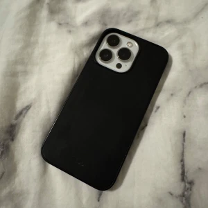 Svart mobilskal från Puro - Helsvart mobilskal från puro. nyskick. Passar bland annat iPhone 13 PRO! Endast en pytteliten defekt på toppen av skalet som jag kan ta bild på privat