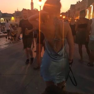 Backless mini dress - Snygg ljusblå klänning med öppen rygg, knappt använd, fler bilder finns💘