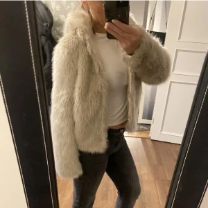 Pälsjacka - Säljer min söta pälsjacka då den inte kommit till användning på länge, perfekt nu till vintern🤍 Den är knappt använda och går att stänga med knäppen🤍 DM:a för frågor