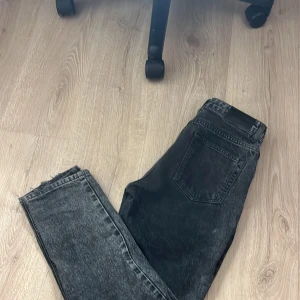 Svarta jeans från Grunt - Snygga svarta jeans från Grunt i ekologiskt material. De har en klassisk femficksdesign och en bekväm passform. Perfekta för en stilren look. Dessa är i från kidsbrandstore i storlek S 8/10 skick