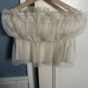 Creme offshoulder topp från Veromoda - Säljer denna superfina blusen/toppen från vero Moda, den har varit slutsåld ett tag. Toppen är i mycket bra skick och ändats använd ett fåtal gånger!