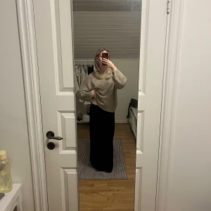 Svart långkjol - Snygg svart långkjol med en slits! Knappt använd. Använd köp nu🙌🏻🙌🏻