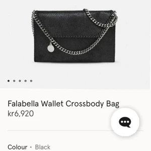 Svart Falabella axelväska - Äkta Stella McCartney falabella crossbody, sparsamt använd. Jätte snygg och passar verkligen till allt! Har äkthetsbevis, skriv för fler bilder