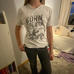Vit t-shirt från Zadig & Voltaire - Säljer nu en superfin t-short fårn Zadig voiltaire❤️superfint skick❤️Storlek Xs/S❤️säljer eftersom den inte kommer till andvänding❤️priset kan diskuteras❤️skriv för frågor eller fler bilder❤️