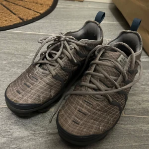 Grå Nike vapermax skor för ett bra pris, använt skick! - Grå, med ljus blå design, Nike vapermax skor i använt skick!