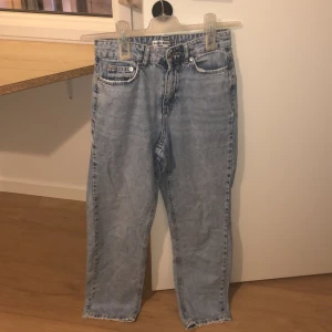 Ljusblå jeans från Denim Rebel - Snygga ljusblå jeans från Denim Rebel med klassisk femficksdesign och knappgylf. Perfekta för en avslappnad stil. Dock lite tajta i midjan men annars väldigt bekväma och fina . Pris kan diskuteras, du står för frakten!