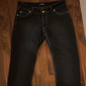 Mörkblå  jeans från Armani Jeans - Snygga mörkblå vintage jeans från Armani Jeans med vita sömmar och snygga fickor. Knappt använda och finns inga defekter, skriv gärna för fler frågor😊