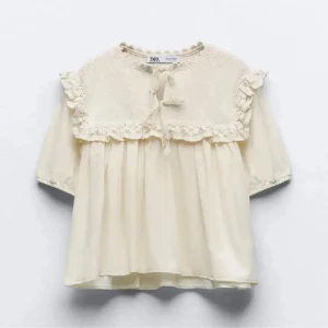 Jättegullig blus från Zara - Jättefin och gullig blus ifrån Zara som inte säljs längre! Säljer den då jag tycker den sitter lite för högt upp på magen 💕Använd några gånger och blivit tvättat några gånger!!