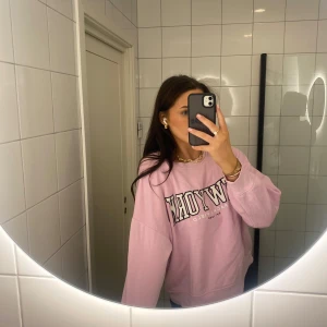 y2k sweatshirt från HM - Superfin rosa tröja. Otroligt bekväm och sitter superbra!