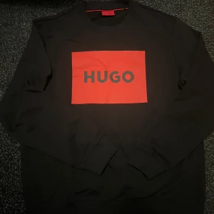 Hugo Sweatshirt - Helt ny ren svart Hugo sweatshirt aldrig använd splitterny säljs pågrund av fel storlek. 