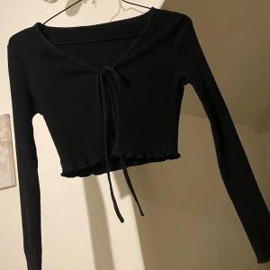 Svart ribbad kofta  - Svart ribbad kofta