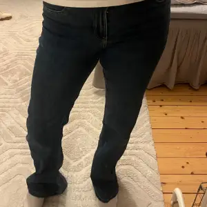 Säljer mina högmidjade jeans från H&M i storlek 38 