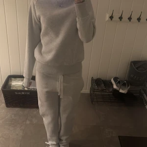 Mysigt russemerch set - Säljer detta sjukt musiga russmerch settet som är helt oanvänt (lapparna sitter kvar). Både byxorna och tröjan är i stl s och är unisex. 