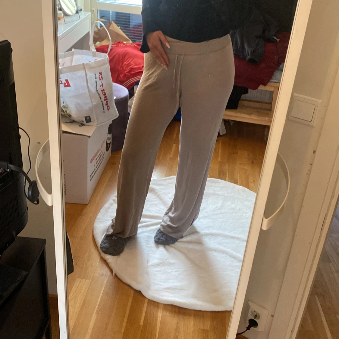 Beige stickade byxor med knytband